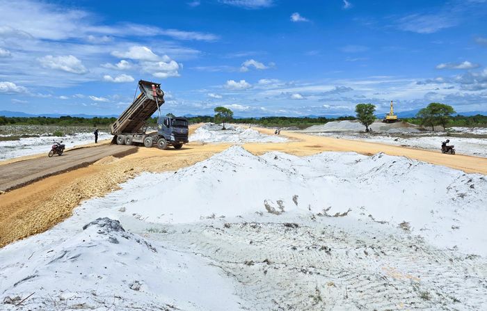 Quy mô mặt cắt ngang rộng 48,5m (theo quy hoạch), giai đoạn 1 đầu tư hai nhánh hai bên theo tim quy hoạch, tim nhánh cách tim quy hoạch 13,5m; quy mô đầu tư mỗi bên: nền đường rộng 6,5m, mặt đường rộng 5,5m, lề đường rộng 0,5m.