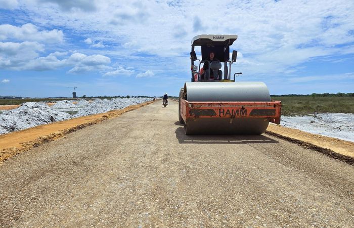 Dự án Tuyến đường kết nối Cảng hàng không Quảng Trị với QL1 được UBND tỉnh phê duyệt vào tháng 12/2024. Phạm vi đầu tư giai đoạn 1 của dự án dài khoảng 2,89km, thuộc địa bàn các xã Cửa Việt và Gio Linh (bao gồm phần vuốt nối vào Cảng hàng không Quảng Trị dài khoảng 0,17km).
