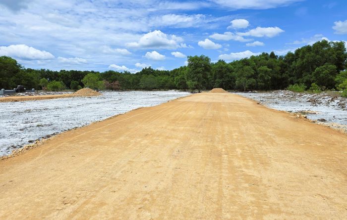Tuyến đường kết nối Cảng hàng không Quảng Trị với QL1 được đầu tư nhằm từng bước hoàn chỉnh hệ thống kết cấu hạ tầng giao thông của tỉnh; kết nối với cơ sở hạ tầng giao thông trong khu vực và các khu du lịch. Trong đó, giai đoạn 1 sẽ hoàn thiện một phần tuyến đường kết nối sân bay (từ QL1 đến đường ven biển) theo quy hoạch đã được phê duyệt, góp phần quan trọng trong việc thúc đẩy phát triển KT-XH trên địa bàn.