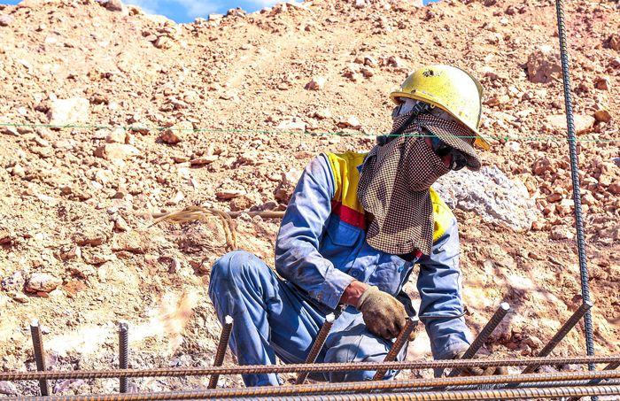 Giày bảo hộ, mũ nón, găng tay được các nhà thầu cung cấp cho công nhân để đảm bảo an toàn.