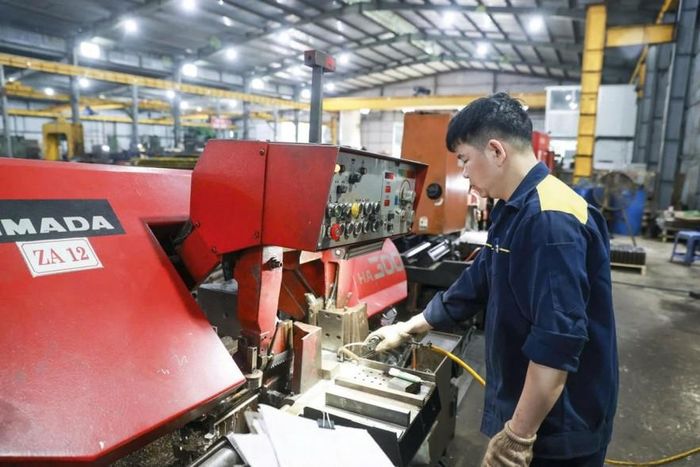 Khu vực kinh tế tư nhân đang được kỳ vọng đảm nhận vai trò lớn hơn trong việc tạo động lực tăng trưởng, huy động nguồn lực xã hội và nâng cao năng lực cạnh tranh của nền kinh tế. (Trong ảnh: Dây chuyền sản xuất thép khuôn mẫu và thép chế tạo của nhà máy TNHH Hảo An Phát tại Quang Minh - Hà Nội). Ảnh: Đức Thanh