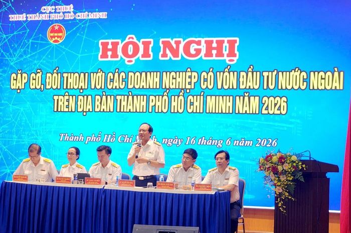 Đại diện Thuế TP. Hồ Chí Minh lắng nghe và trực tiếp giải đáp vướng mắc cho doanh nghiệp FDI trên địa bàn. Ảnh: Văn Dũng.