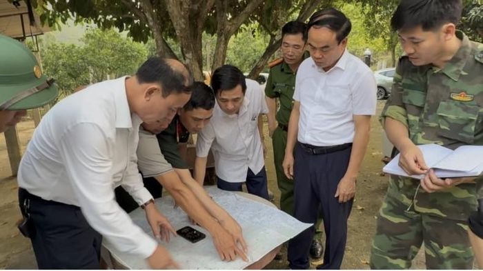 Các đồng chí lãnh đạo xã, lực lượng công an, quân sự... nhanh chóng lên phương án tìm kiếm cứu nạn