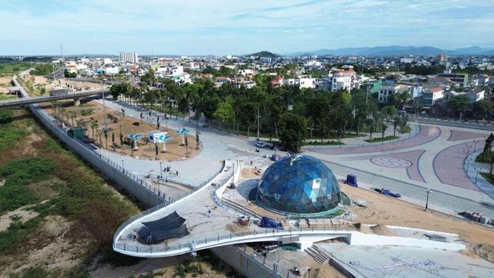  Nổi bật trong tổng thể dự án là cụm bán cầu ánh sáng và đài vọng cảnh hình mũi thuyền vươn ra phía lòng sông Trà Khúc. Công trình được thiết kế mang ý nghĩa biểu tượng cho khát vọng “Quảng Ngãi vươn mình ra biển lớn”. 