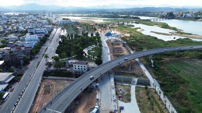  Theo đơn vị thi công, hai hạng mục này có tổng diện tích sàn xây dựng hơn 750 m², sử dụng kết cấu ống và dầm thép kết hợp bản mặt bê tông cốt thép. Đây là dạng công trình lần đầu tiên được xây dựng tại Quảng Ngãi. 