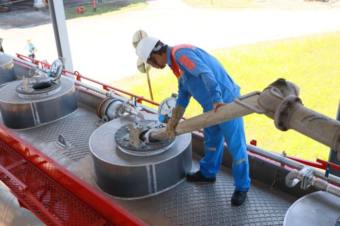  Nhân sự thực hiện xuất bán ethanol tại trạm xuất sản phẩm đường bộ tại Nhà máy Nhiên liệu sinh học Dung Quất 