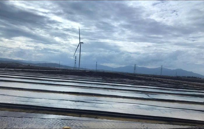 Năm 2025, tỷ lệ huy động thực tế từ năng lượng tái tạo, thấp hơn nhiều so với công suất lắp đặt khoảng 12% – 15% - Nguồn EVN. Ảnh Nguyễn Vân: Mô hình điện gió kết hợp sản xuất muối của Tập đoàn BIM.