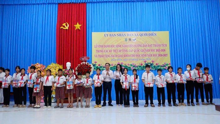 165 bộ sách giáo khoa được trao tặng tại xã Quới Điền không chỉ hỗ trợ việc học mà còn thắp sáng niềm tin, ước mơ cho học sinh khó khăn.