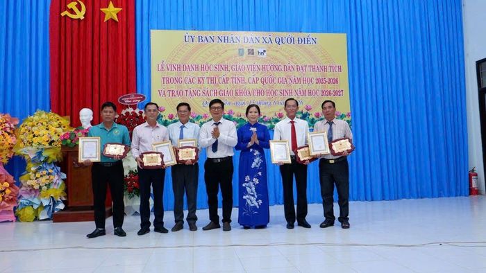Đại diện lãnh đạo xã Quới Điền trao thư cảm ơn đến các đơn vị tài trợ.