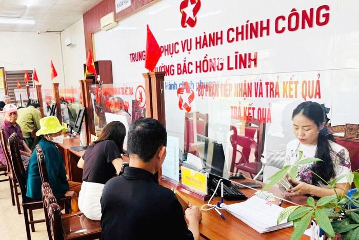 Trung tâm Phục vụ Hành chính công phường Bắc Hồng Lĩnh, Hà Tĩnh phục vụ nhân dân vào ngày nghỉ. Ảnh: Bình Nguyên