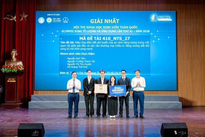 NGƯT.PGS.,TS. Nguyễn Đào Tùng – Giám đốc Học viện Tài chính và ông Nguyễn Đức Nguyên - Phó Trưởng ban Công tác Thanh thiếu nhi Trung ương Đoàn, Phó Chủ tịch Trung ương Hội Sinh viên Việt Nam trao giải Nhất cho nhóm nghiên cứu.