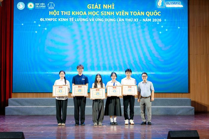 TS. Đào Hữu Hùng - Giám đốc cao cấp Cloud, dữ liệu và AI, công ty Hatichi Digital Services, thành viên Ban Giám khảo trao giải Nhì cho đại diện các nhóm nghiên cứu.
