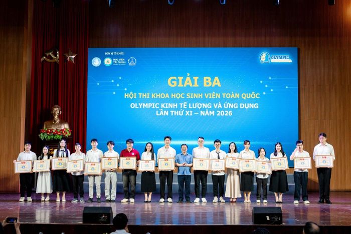PGS.TS. Nguyễn Mạnh Thiều, Phó Giám đốc Học viện Tài chính trao giải Ba cho đại diện các nhóm nghiên cứu.