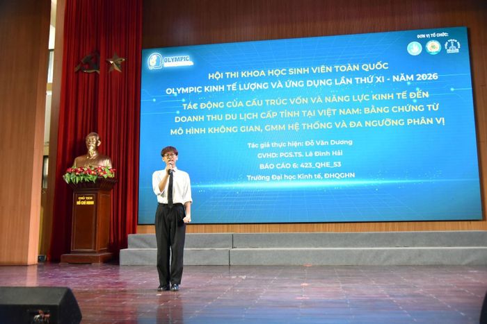 Sinh viên trình bày Báo cáo tại chương trình