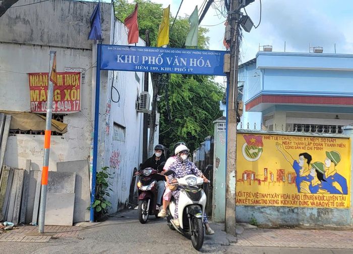 Một lối vào một khu phố trên đường Đình Phong Phú, phường Tăng Nhơn Phú. Ảnh: Quang Phương