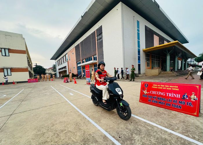 Người dân thực hành phần kiểm tra trong hình.