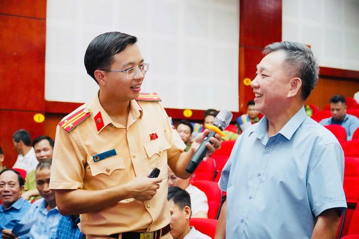Cán bộ CSGT giao lưu câu hỏi với các khách mời tham dự