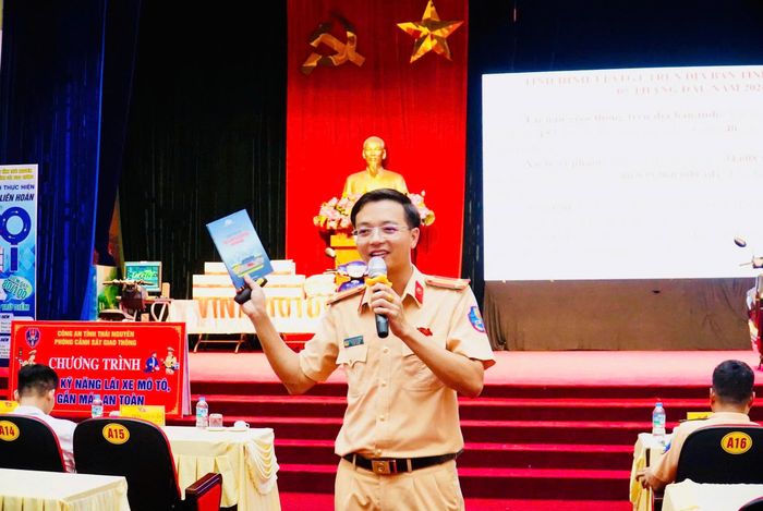Cán bộ CSGT truyền đạt nội dung “phần lý thuyết” đào tạo kỹ năng lái xe mô tô, xe gắn máy an toàn cho các đại biểu