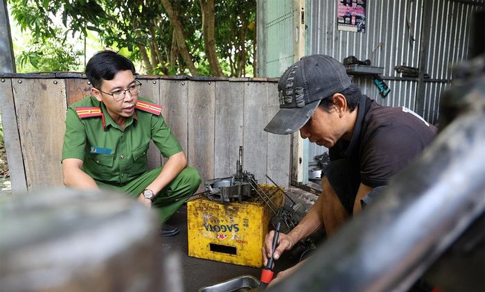 Lực lượng Công an cơ sở thường xuyên đến động viên anh N.V.T. Ảnh: Tiến Tầm