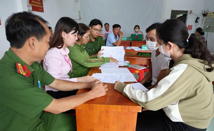 Công an tỉnh An Giang phối hợp với Ngân hàng chính sách xã hội tỉnh thẩm định, cho vay để những trường hợp sau cai nghiện có vốn, tạo sinh kế cho bản thân và gia đình. Ảnh: Tiến Tầm
