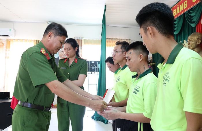 Thượng tá Trần Văn Buôl, Phó trưởng Phòng Cảnh sát điều tra tội phạm về ma túy Công an tỉnh trao chứng chỉ nghề sơ cấp cho các học viên Ảnh: Tiến Tầm