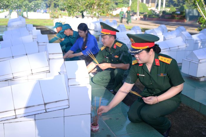 Trước khi diễn ra lễ phát động, các đại biểu, cán bộ, đoàn viên thanh niên đã tổ chức dâng hoa, dâng hương tại Nghĩa trang Liệt sĩ Châu Phú. Ảnh: Phương Vũ