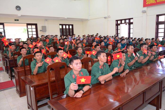 Cán bộ, chiến sĩ Trung đoàn 892 tham gia lễ phát động Chiến dịch Thanh niên tình nguyện hè năm 2026. Ảnh: Phương Vũ