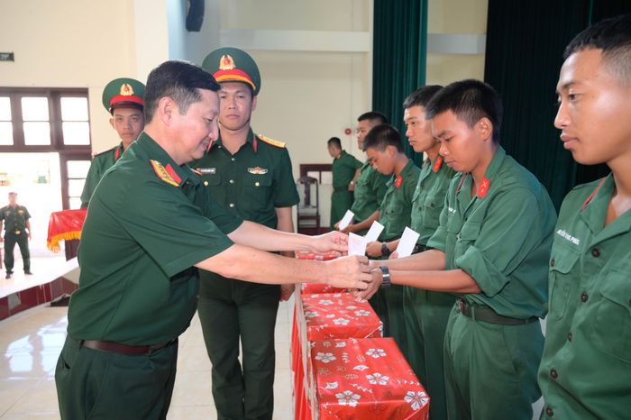 Đại tá Lê Thanh Lưu, Trưởng phòng Công tác Quần Chúng, Cục Chính trị, Quân khu 9 trao tặng quà cho chiến sĩ trung đoàn 892 có hoàn cảnh khó khăn. Ảnh: Phương Vũ