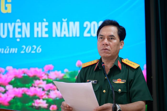 Đại tá Chau Chắc, Phó Chính ủy Bộ CHQS tỉnh phát biểu tại lễ phát động Chiến dịch Thanh niên tình nguyện hè năm 2026. Ảnh: Phương Vũ