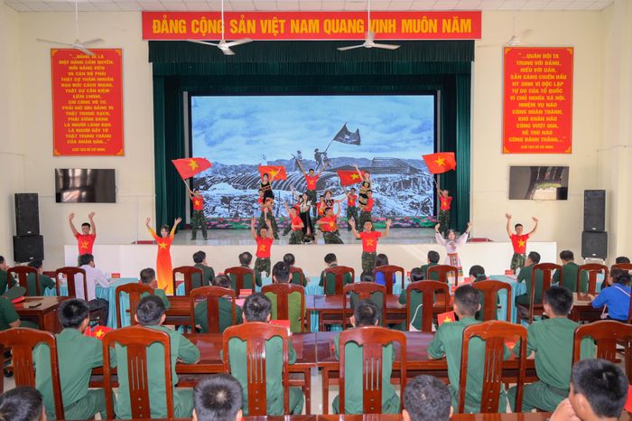 Đoàn viên thanh niên biểu diễn các tiết mục văn nghệ tại lễ phát động Chiến dịch Thanh niên tình nguyện hè năm 2026. Ảnh: Phương Vũ
