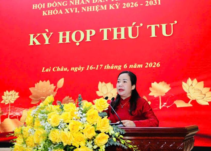 Phó Chủ tịch Thường trực HĐND tỉnh Lai Châu Tẩn Thị Quế phát biểu tại kỳ họp
