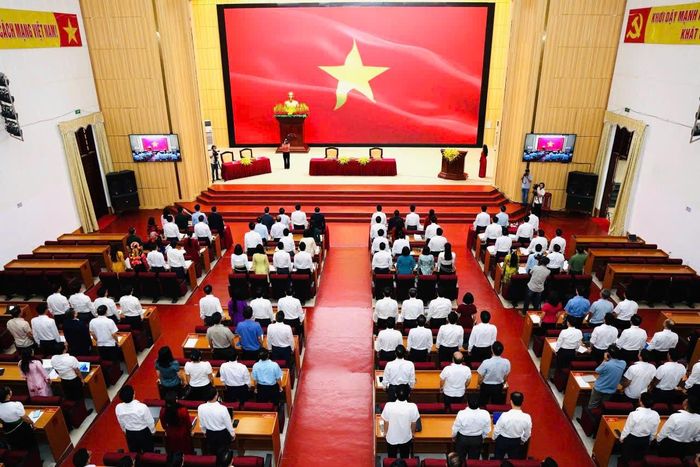 Các đại biểu thực hiện nghi thức chào cờ