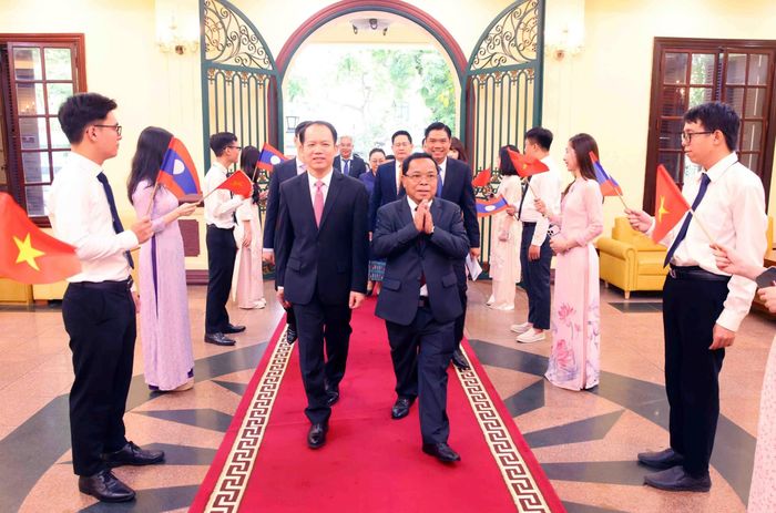 Bộ trưởng Bộ Tư pháp Hoàng Thanh Tùng đón Phó Thủ tướng, Bộ trưởng Bộ Tư pháp Lào Khamphan Phommathat. Ảnh: Phạm Kiên