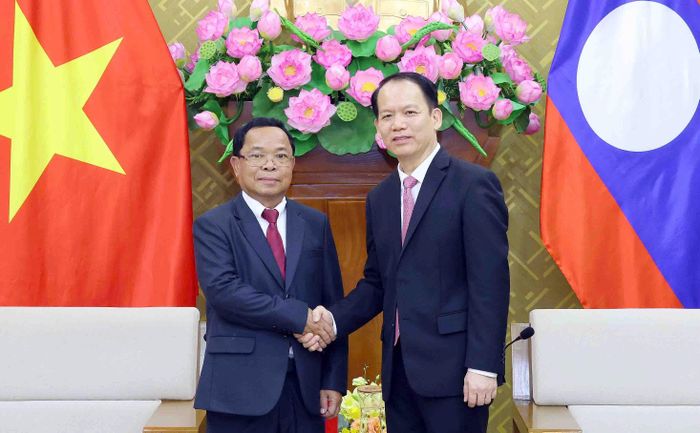Bộ trưởng Bộ Tư pháp Hoàng Thanh Tùng và Phó Thủ tướng, Bộ trưởng Bộ Tư pháp Lào Khamphan Phommathat. Ảnh: Phạm Kiên