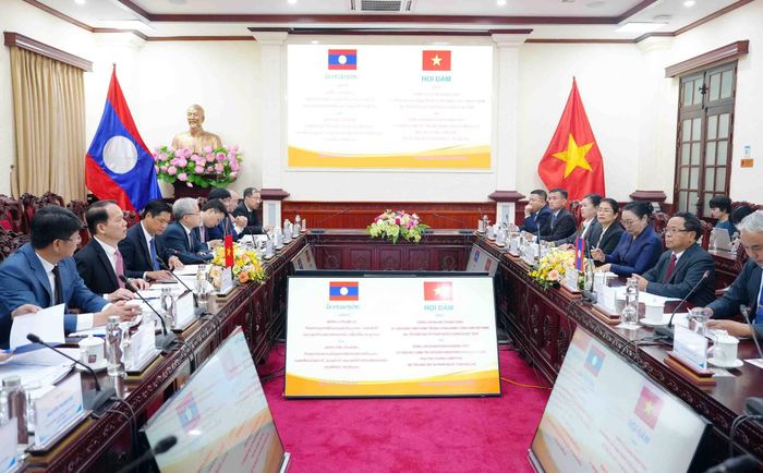 Quang cảnh hội đàm