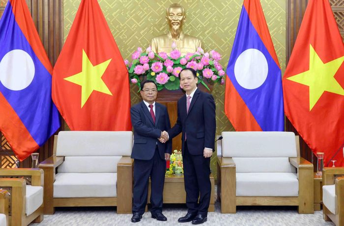 Bộ trưởng Bộ Tư pháp Hoàng Thanh Tùng tiếp Phó Thủ tướng, Bộ trưởng Bộ Tư pháp Lào Khamphan Phommathat. Ảnh: Phạm Kiên