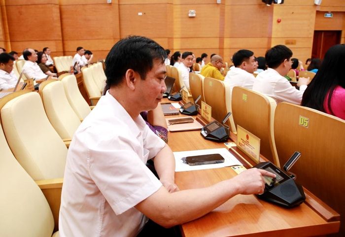 Đại biểu HĐND tỉnh biểu quyết thông qua nghị quyết tại kỳ họp