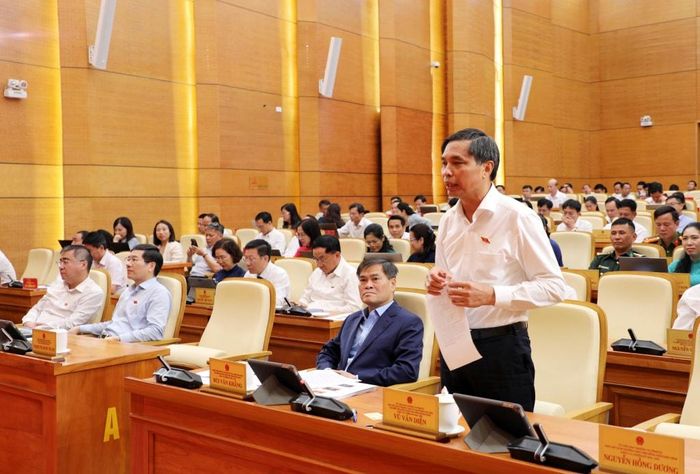 Phó Chủ tịch Thường trực UBND tỉnh Vũ Văn Diện làm rõ một số nội dung đại biểu HĐND tỉnh quan tâm