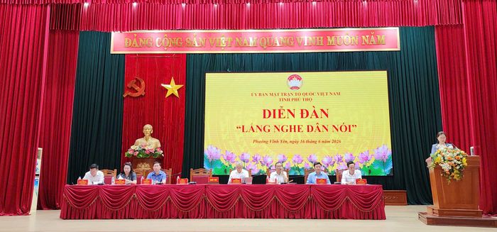 Đại diện các cơ quan trong tỉnh lắng nghe ý kiến người dân