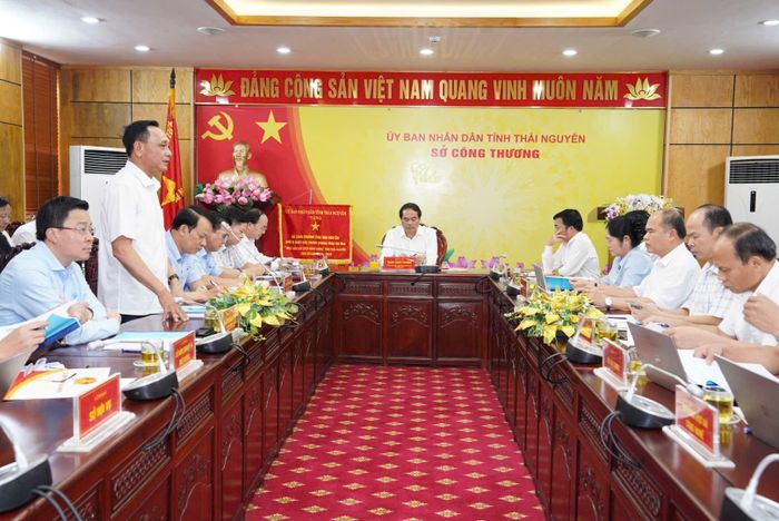 Bí thư Tỉnh ủy Trịnh Xuân Trường chủ trì Hội nghị Thường trực Tỉnh ủy làm việc với Sở Công thương. Ảnh: Đồng Văn Thưởng