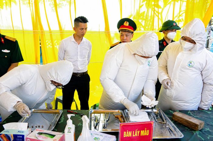 Lực lượng chức năng tiến hành lấy mẫu ADN. Ảnh: Thanh Bình