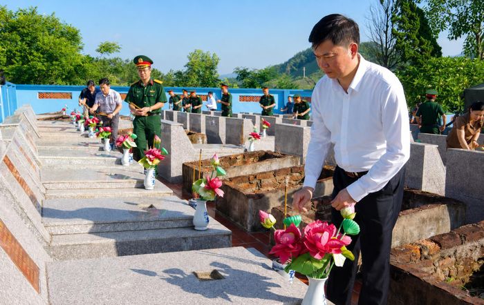 Ủy viên Ban Thường vụ Tỉnh ủy, Phó Chủ tịch Thường trực UBND tỉnh, Trưởng Ban chỉ đạo 515 tỉnh Lạng Sơn Đinh Hữu Học thắp hương tại Nghĩa trang Liệt sĩ Đình Lập. Ảnh: Thanh Bình