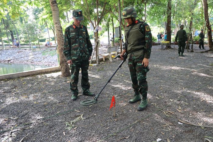 Việc rà phá bom mìn trước khi triển khai radar xuyên đất là yêu cầu bắt buộc
