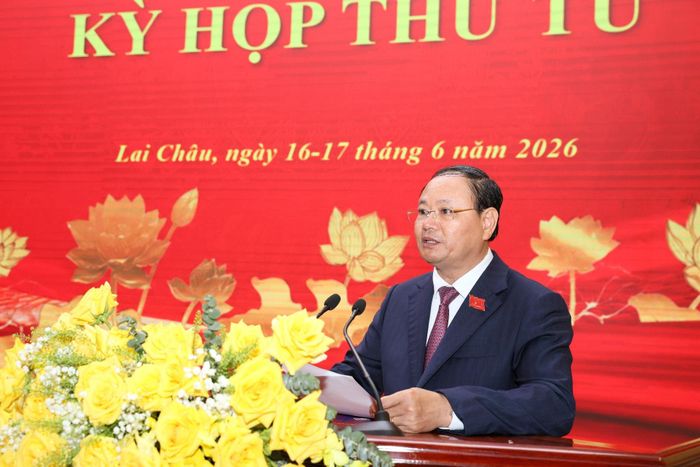 Bí thư Tỉnh ủy, Chủ tịch HĐND tỉnh Lê Minh Ngân phát biểu khai mạc kỳ họp. Ảnh D. Nguyện