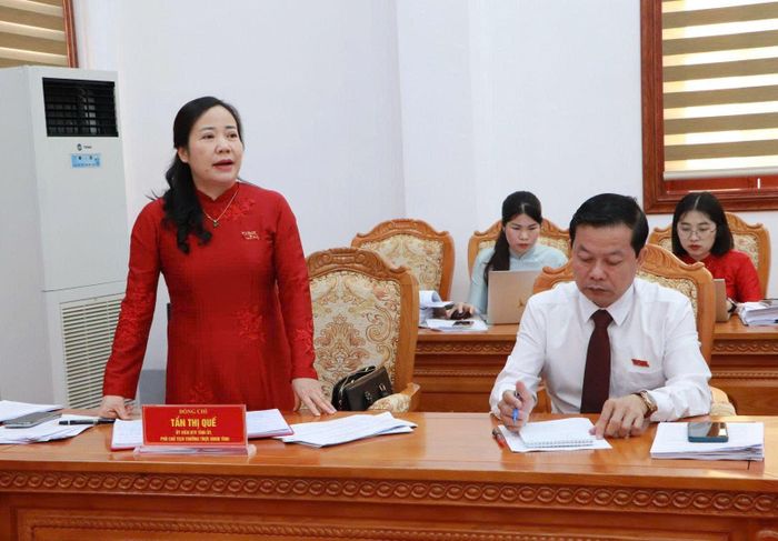Phó Chủ tịch Thường trực HĐND tỉnh Tẩn Thị Quế tham gia ý kiến tại Tổ thảo luận số 3. Ảnh: D. Nguyện