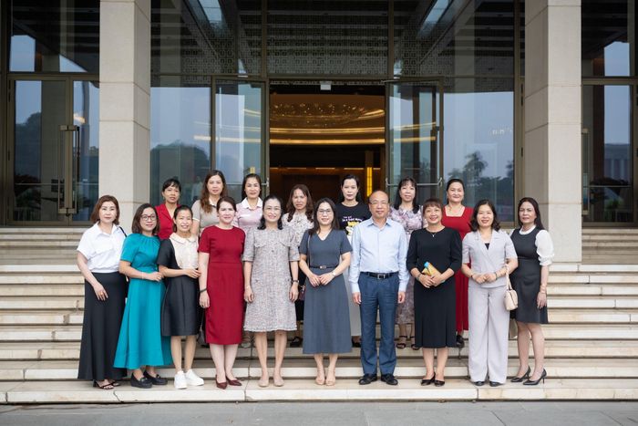 Các đại biểu chụp ảnh lưu niệm