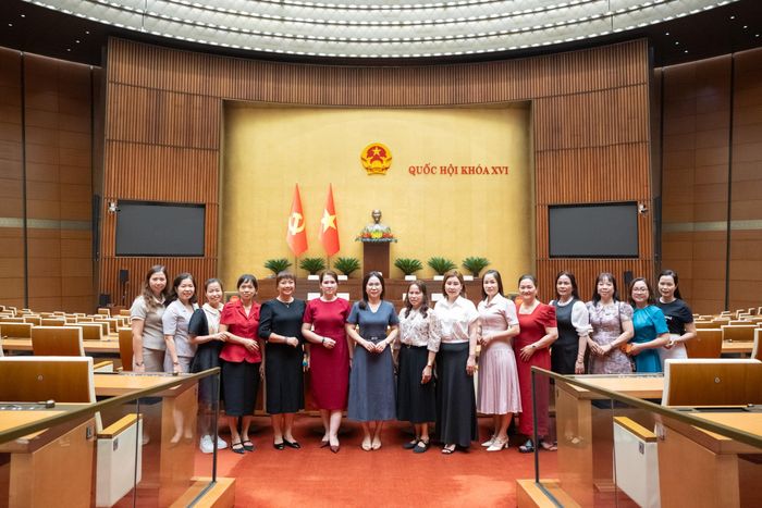 Đoàn đại biểu Hội Liên hiệp Phụ nữ tỉnh Cà Mau tham quan phòng họp Diên Hồng