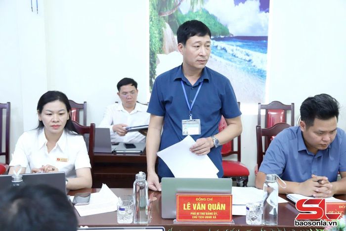 Lãnh đạo UBND xã Bó Sinh báo cáo tình hình thực hiện chính sách đất đai đối với đồng bào dân tộc thiểu số trên địa bàn