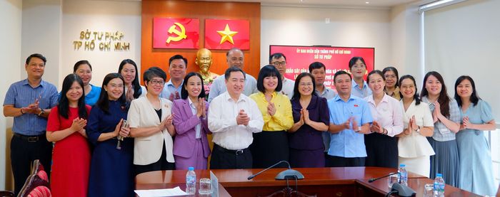 Phó Chủ nhiệm Ủy ban Văn hóa và Xã hội Đặng Xuân Phương cùng đoàn khảo sát chụp hình lưu niệm cùng các đại biểu