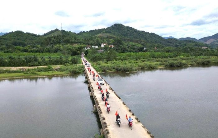 Đoàn diễu hành tiến hành tuyên truyền lưu động dọc các trục đường chính trên địa bàn xã 